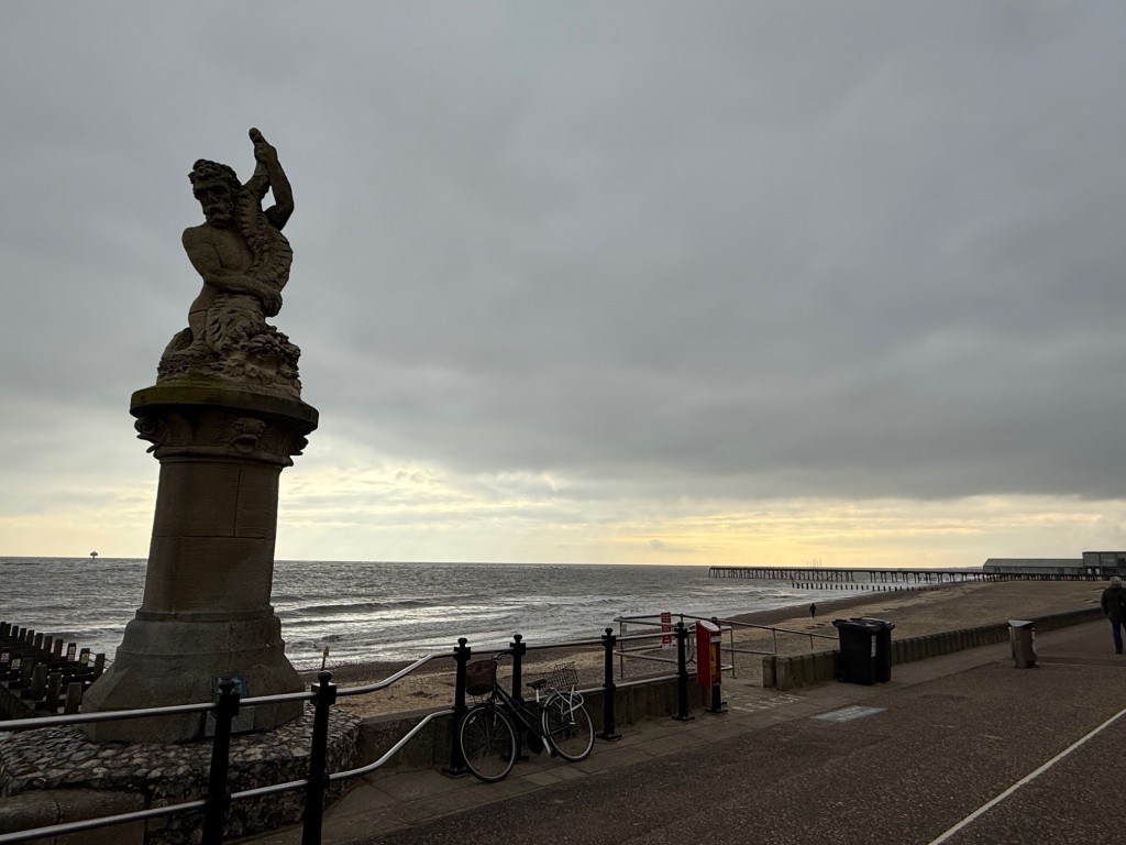 Lot: 90 - FORMER RESTAURANT AND BAR PREMISES FOR IMPROVEMENT AND REPAIR ON THE SEAFRONT - View of the beach, Triton and the Claremont Pier